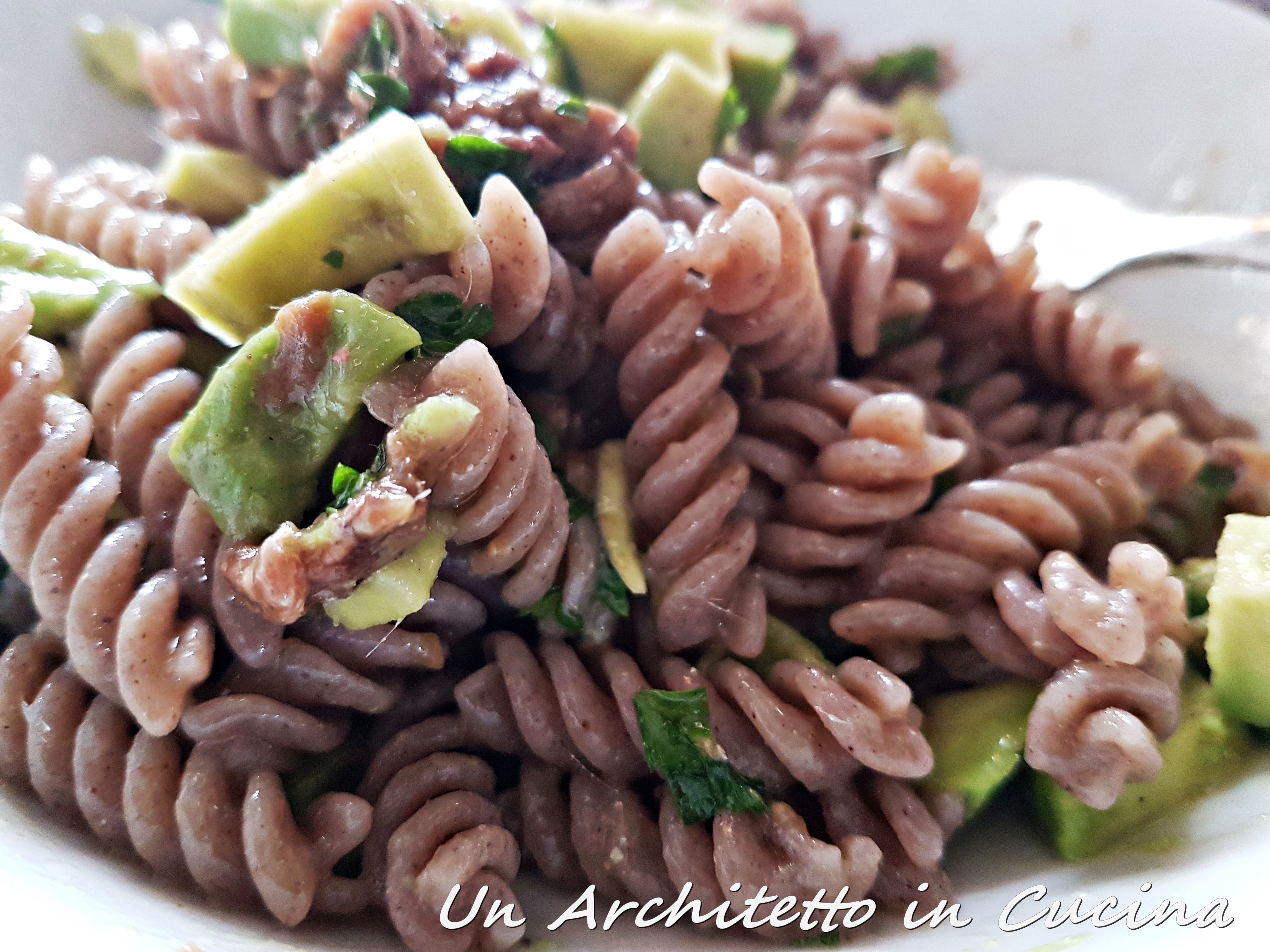 Pasta integrale con avocado e alici