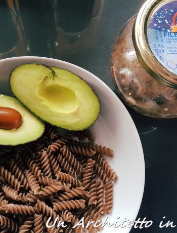 Pasta integrale con avocado e alici