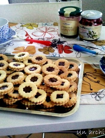 Biscottini di frolla ripieni alla marmellata