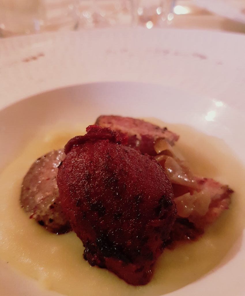 Spadellata di saousesse e boudin, cotechino e Prosciutto di St. Oyen su crema di patate e scalogno