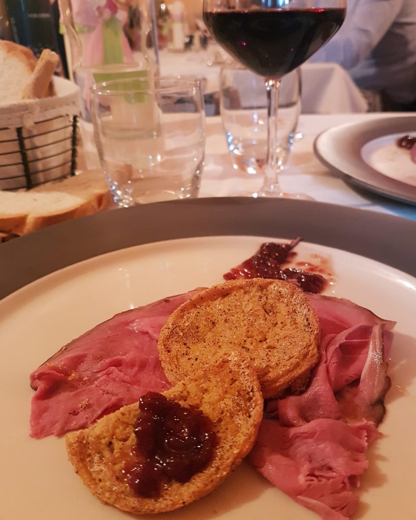 Roast beef di carne di cervo fresca e tegole di polenta, accompagnato da riduzione di aceto di mele di Tognan e marmellata di lamponi