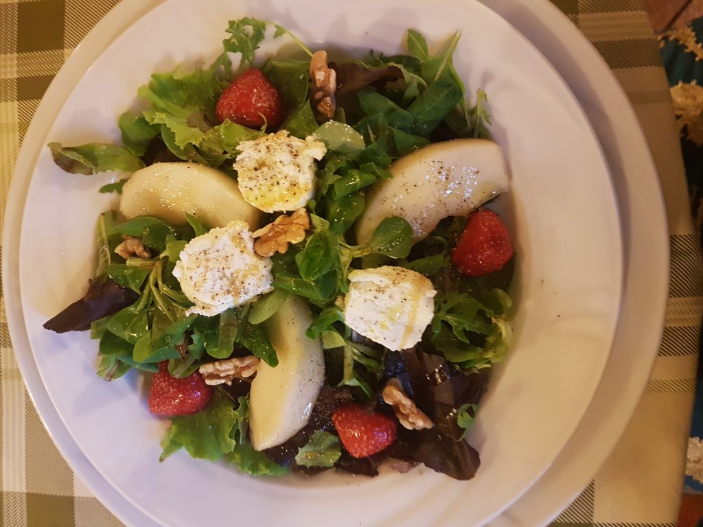 insalatina di campagna con fragole, pere, noci, caprini freschi con miele, sale e pepe. 