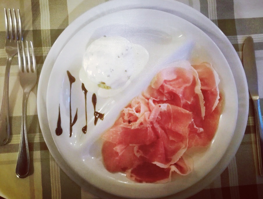 "Bossolein" prosciutto crudo di S. Rhemy en Bosses con Flan di Verdure e fonduta di Parmigiano