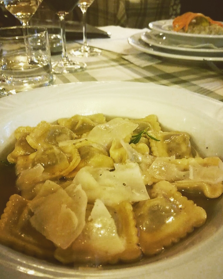 Agnolotti della casa con sugo d'arrosto e grana