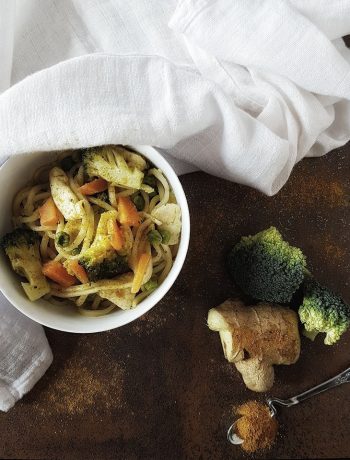 Noodles con pollo, zenzero e verdure al profumo di curry