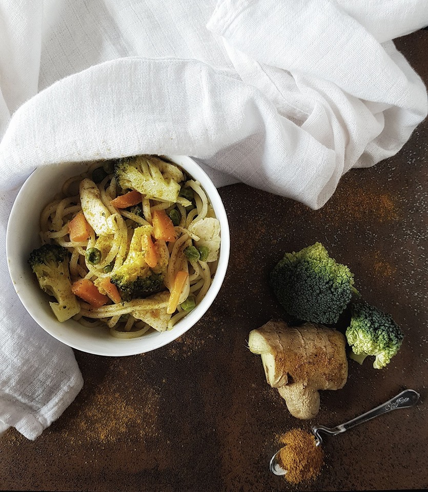 Noodles con pollo, zenzero e verdure al profumo di curry