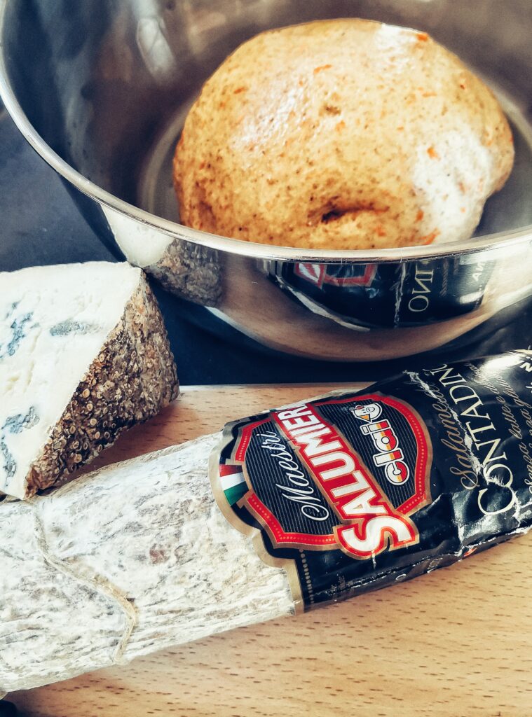 Pane di burro d'alpeggio alla zucca con ripieno goloso al Salame Contadino e Bleu d'Aoste