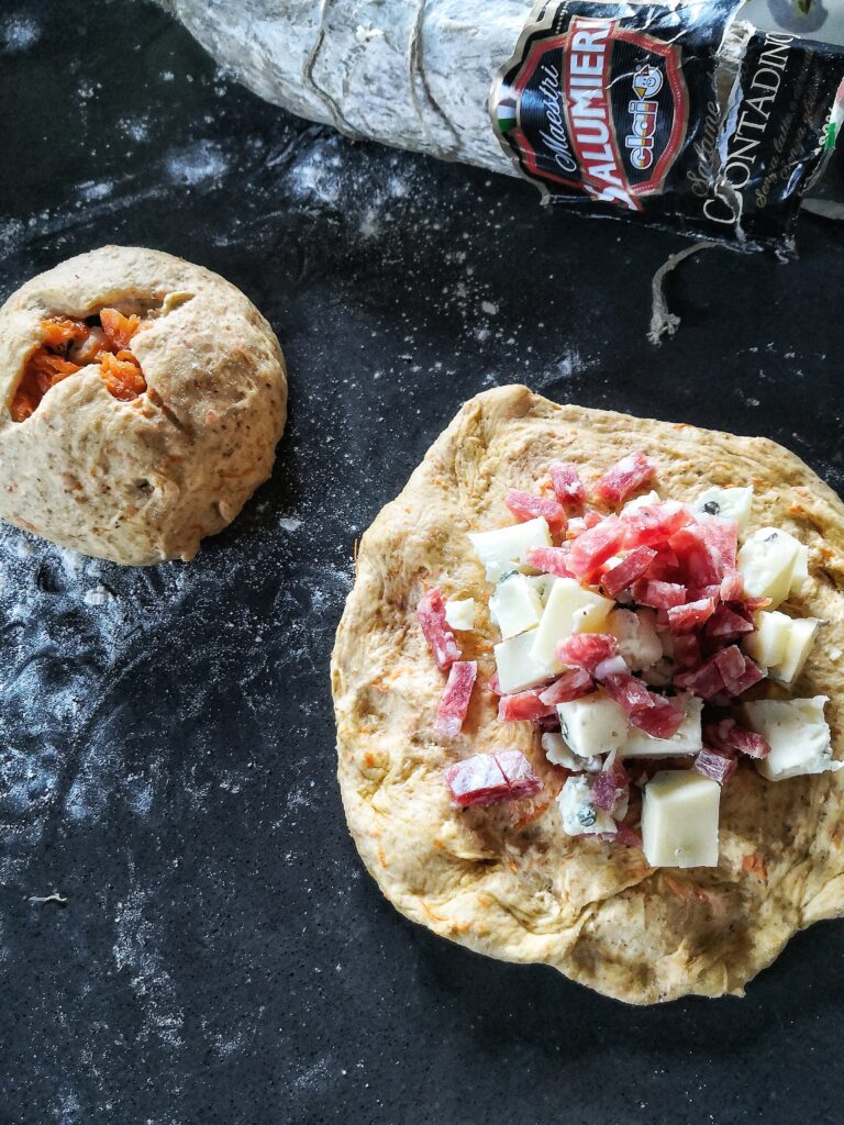 Pane di burro d'alpeggio alla zucca con ripieno goloso al Salame Contadino e Bleu d'Aoste