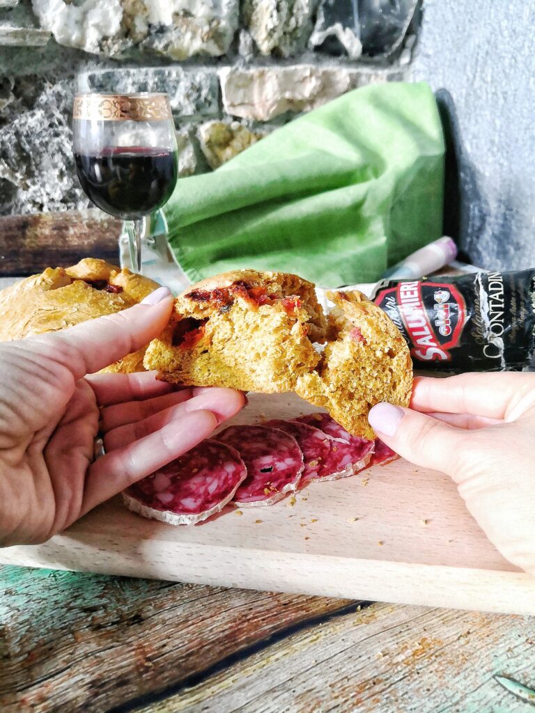 Pane di burro d'alpeggio alla zucca con ripieno goloso al Salame Contadino e Bleu d'Aoste