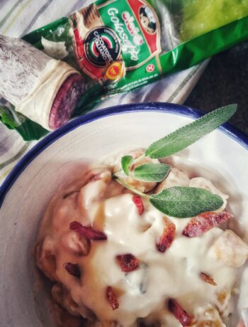 Gnocchi di zucca con crema al parmigiano e salame croccante